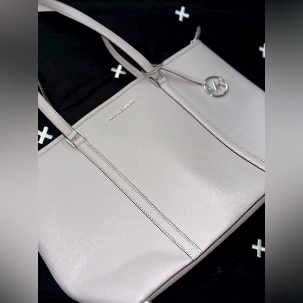 Very large michael kors bag (gray/silver) never used